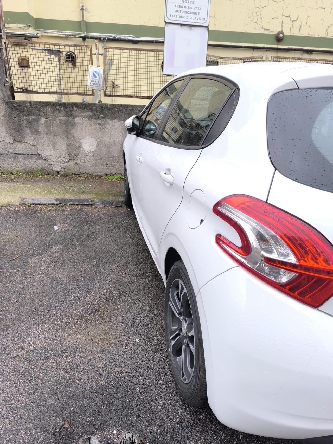 Peugeot 208 1.4 HDi 68 CV 5 porte Allure