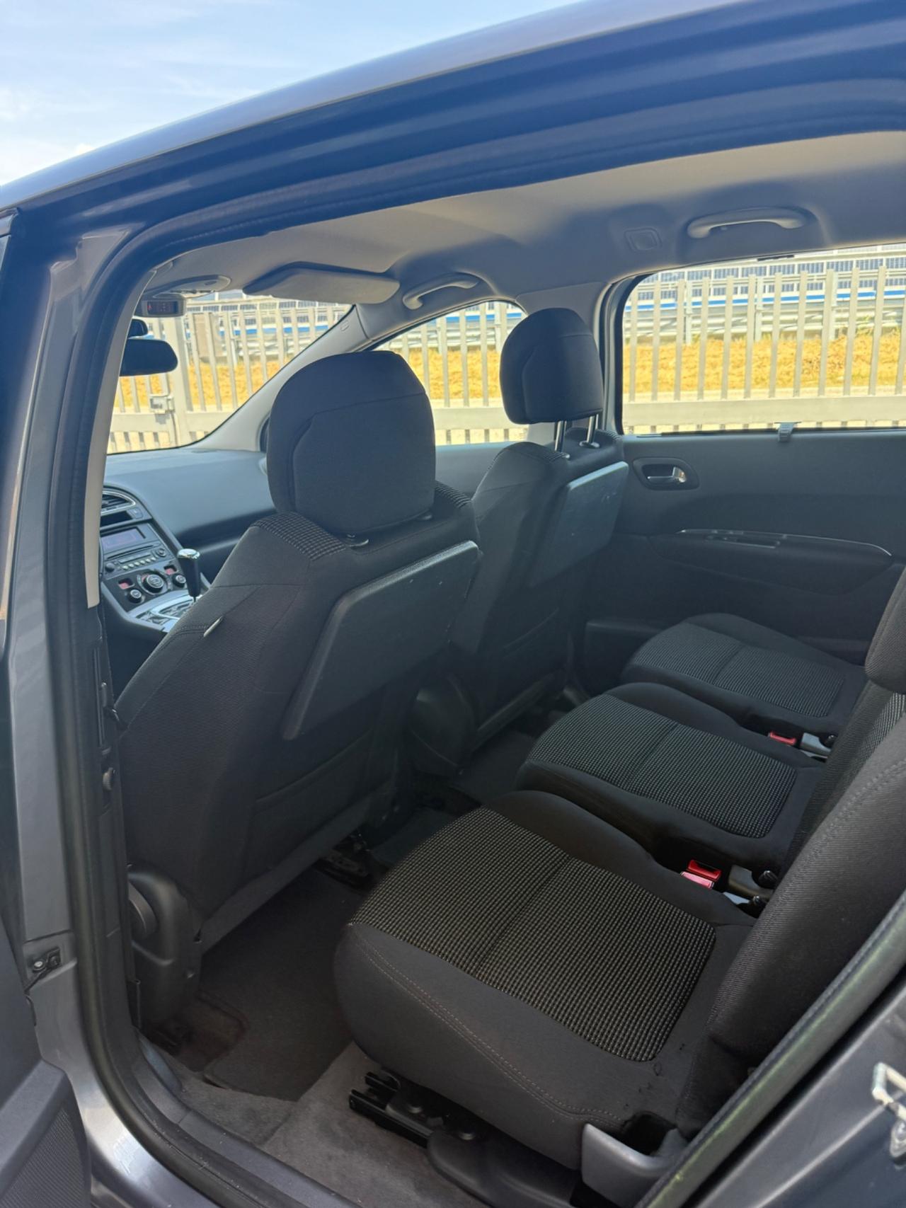 Peugeot 5008 1.6 e-HDi 112CV Stop&Start cambio robotizzato Féline
