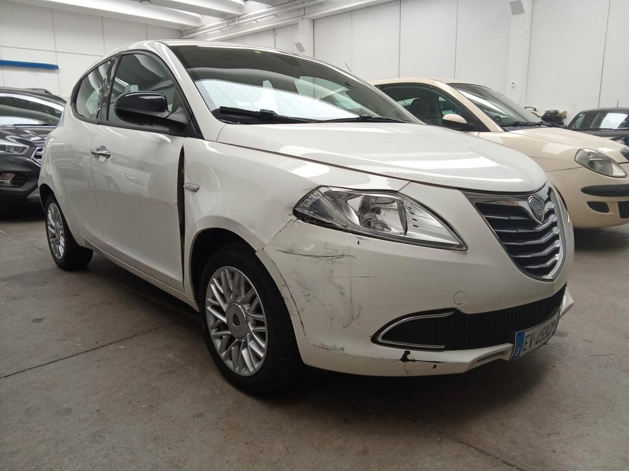 Lancia Ypsilon 1.2 69 CV . Neopatentati