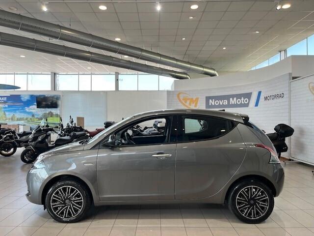 Lancia Ypsilon 1.0 firefly hybrid Silver
