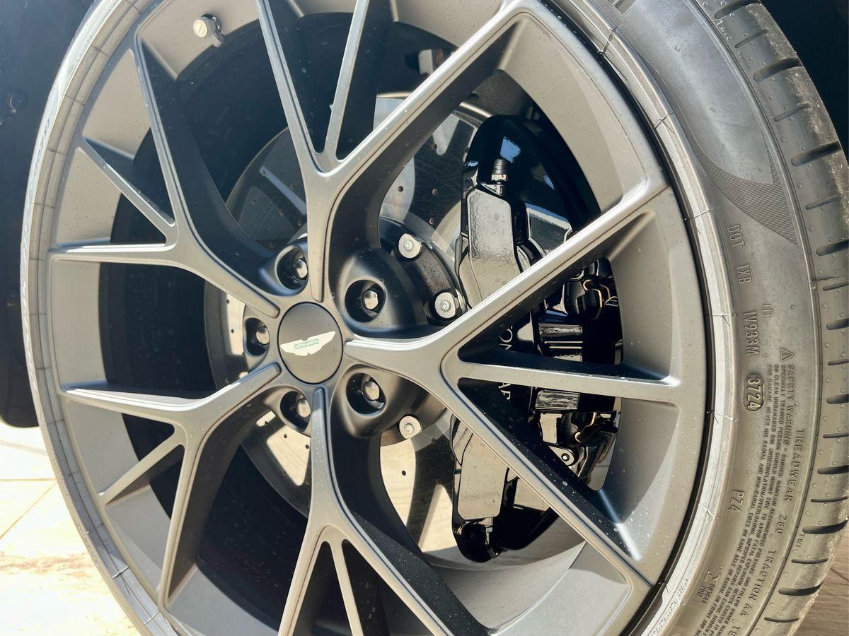 ASTON MARTIN DBX707 4.0