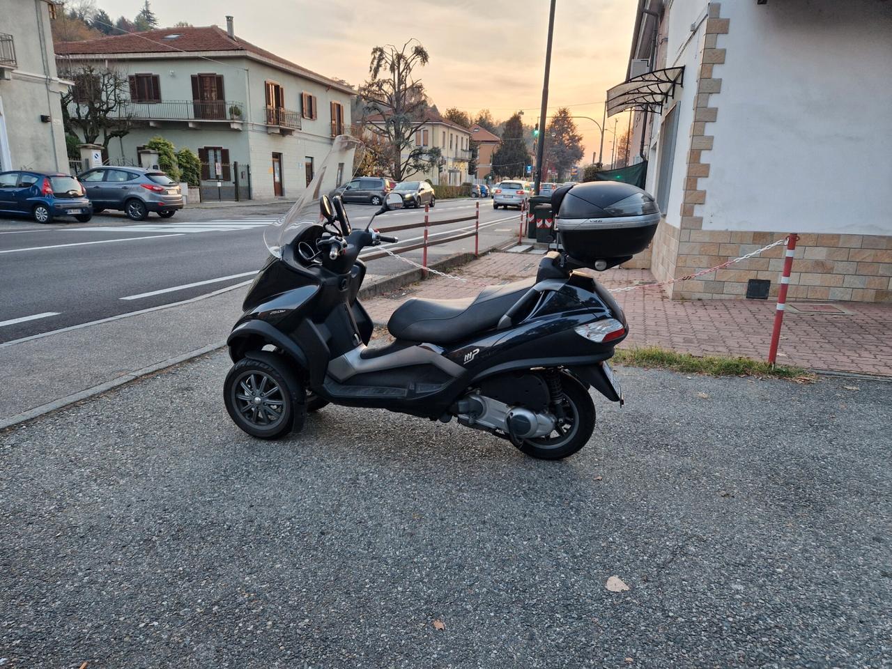 Piaggio MP3 due ruote anteriori, bauletto parabrezza