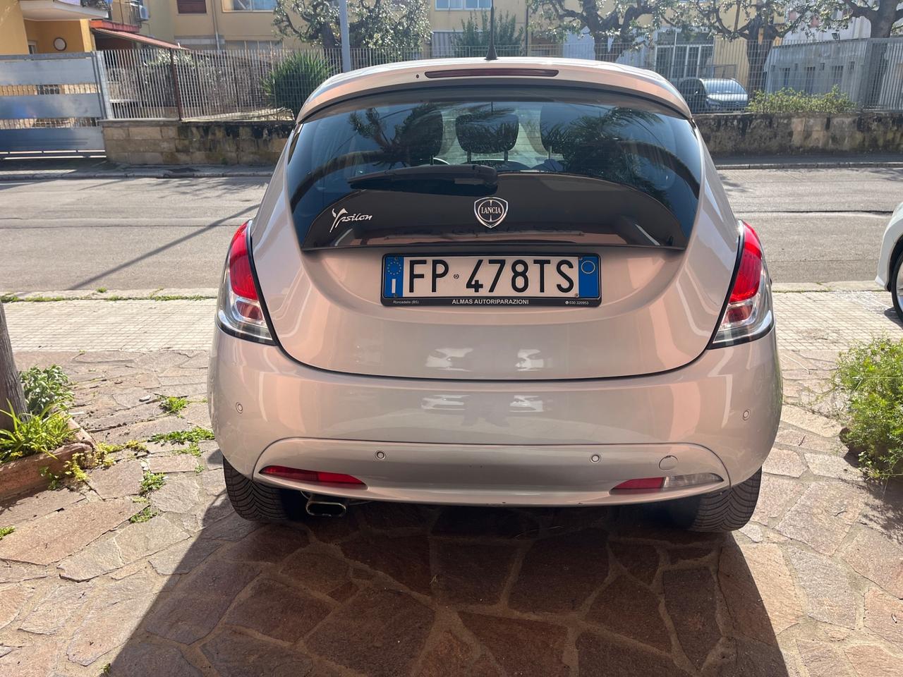 Lancia Ypsilon 1.2 69 CV 5 porte GPL Ecochic Silver