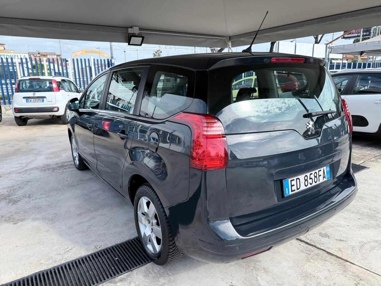 Peugeot 5008 1.6 HDi 112CV cambio robotizzato Tecno