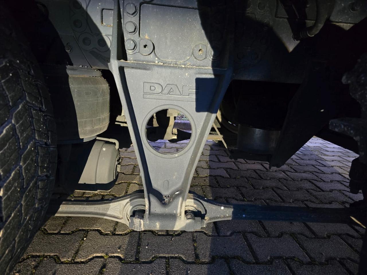 DAF XF 480 RIBASSATO 3 ASSI CON GRU POSTERIORE