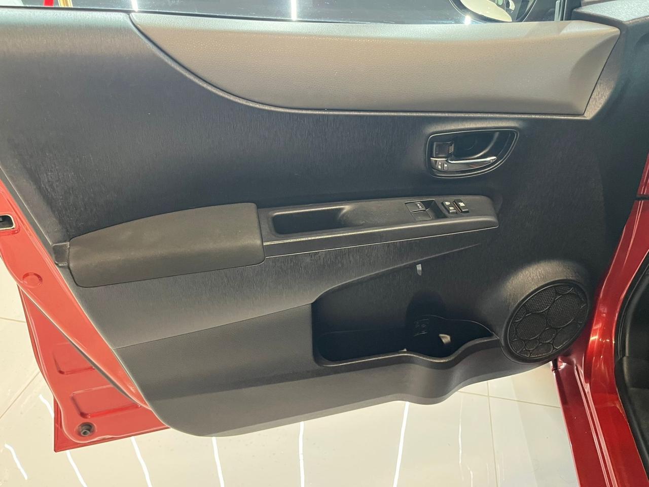 Toyota Yaris 1.4 D-4D 5 porte Lounge TETTO OK NEOPATENTATI