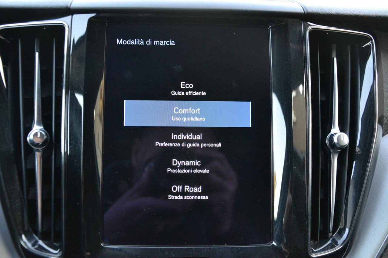 Volvo XC 60 2.0 197CV AWD HYBRID/DIESEL AUT.+FULL LED+RCAM+NAV