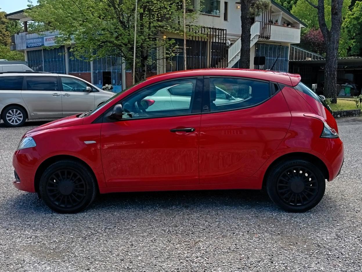 Lancia Ypsilon 1.0 firefly hybrid Ecochic hybrid