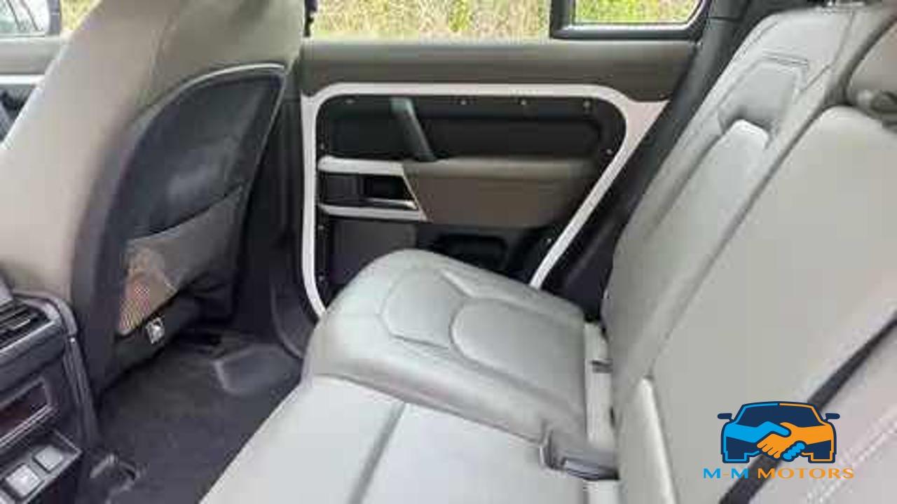 Land Rover Defender 110 3.0D I6 200 CV AWD Auto X-Dynamic SE