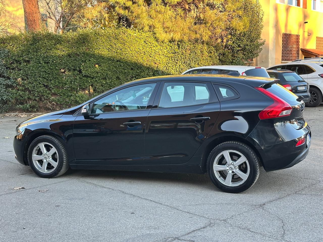 Volvo V40 D2 R-DESIGN MOMENTUM X NEOPATENTATI