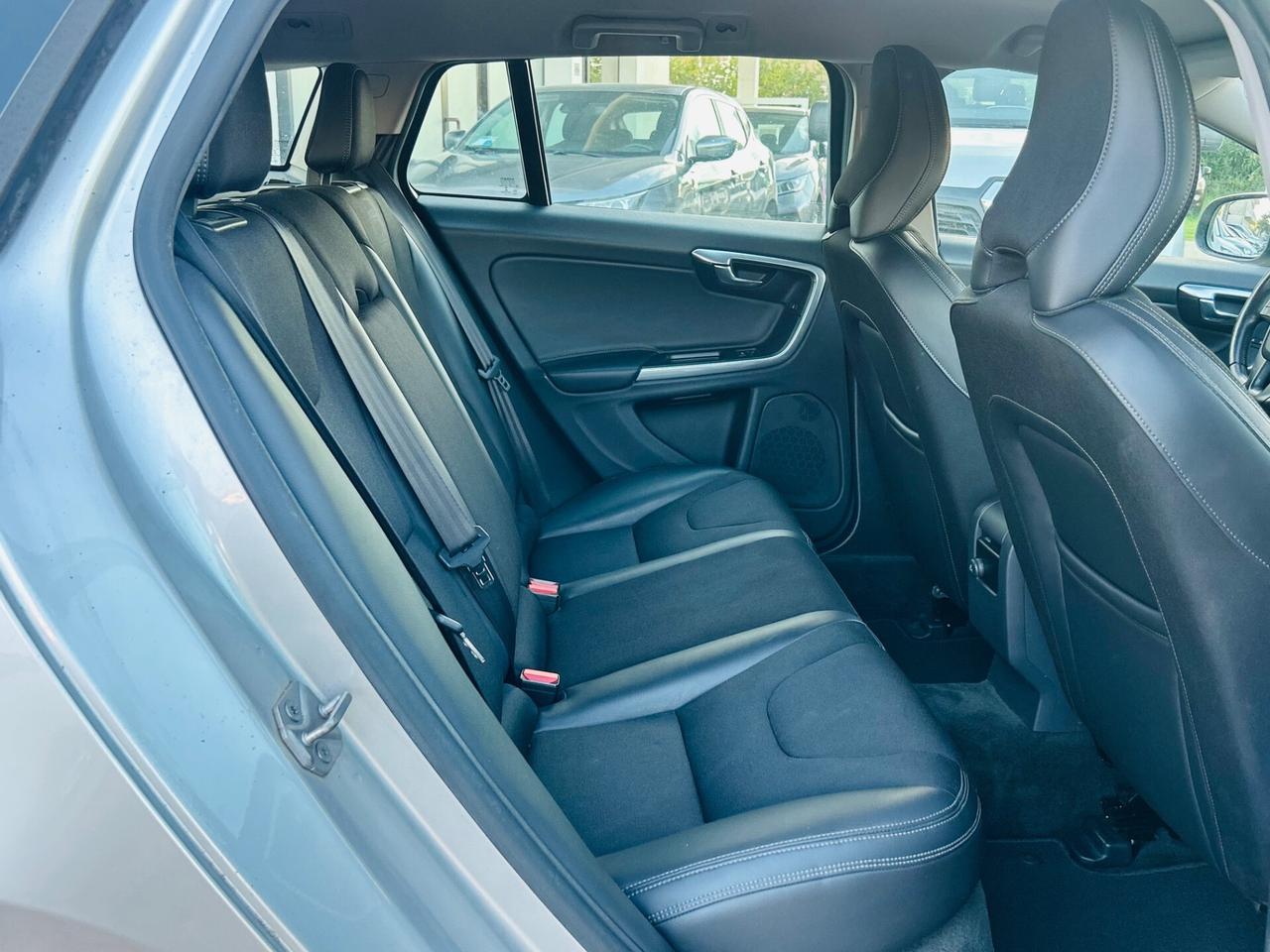 Volvo V60 D2 R-design Momentum N1