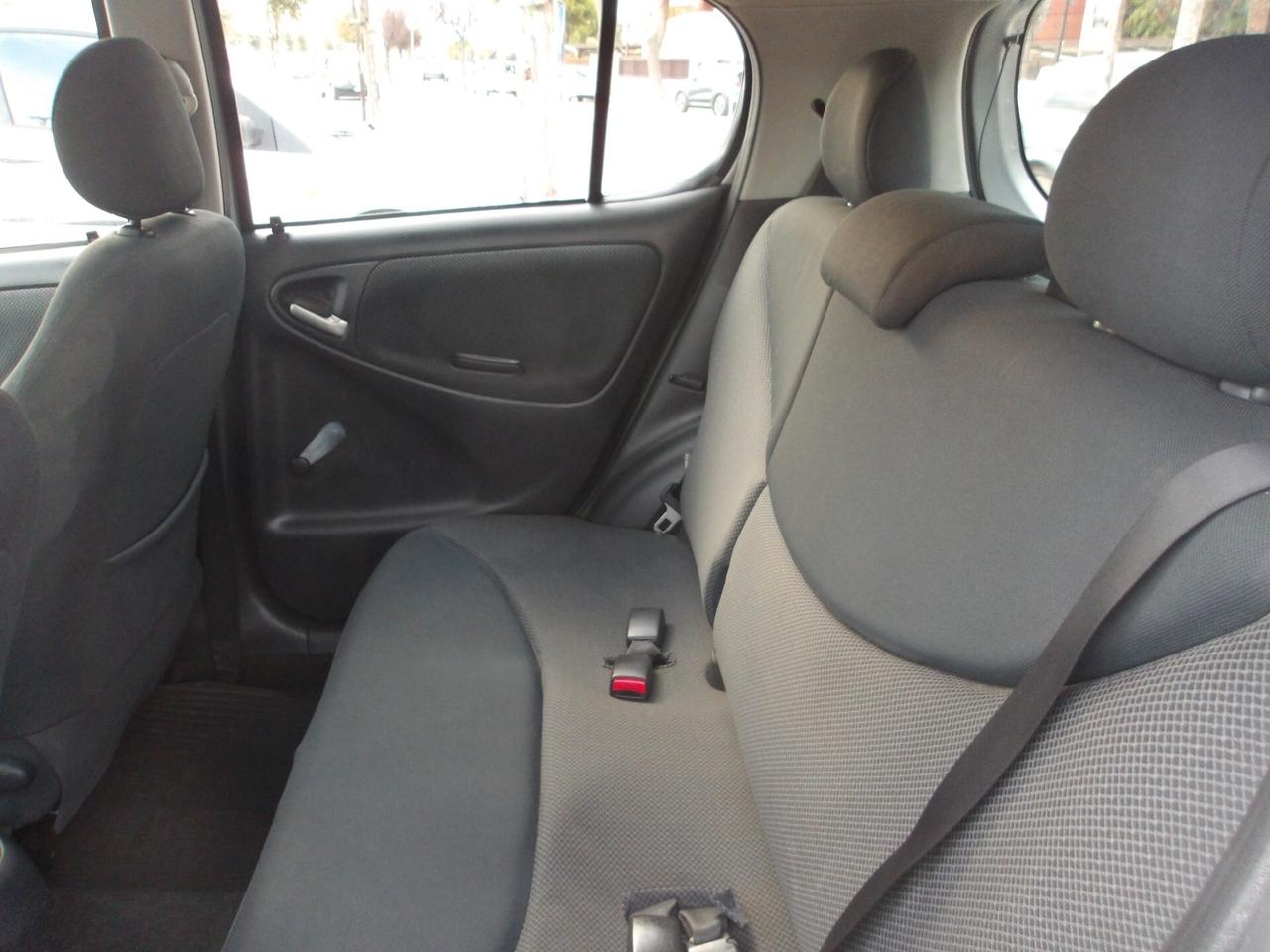 TOYOTA YARIS 1.3 BENZ-2005