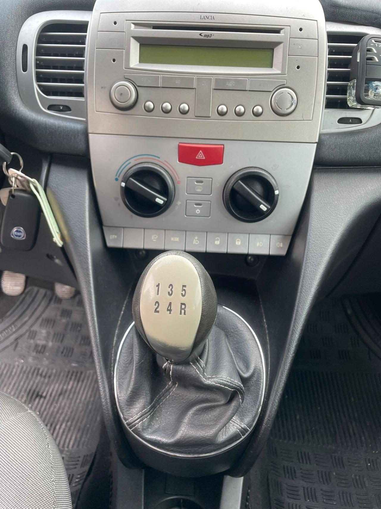 LANCIA YPSILON 1.3MJT ARGENTO 75cv