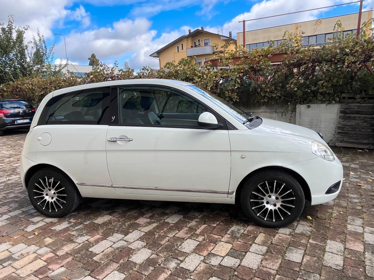 Lancia Ypsilon 1.4 16V Platino