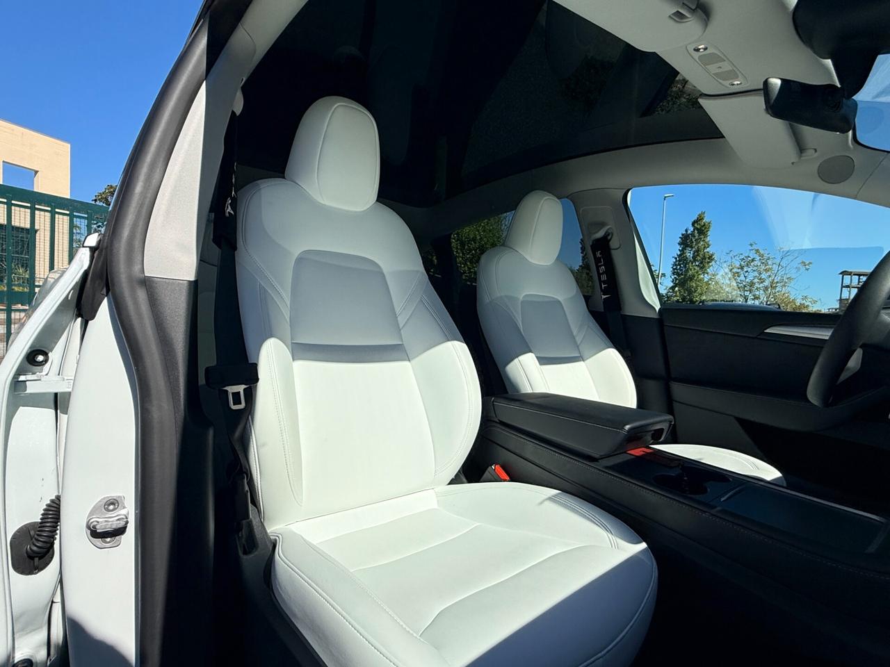 Tesla Model Y Long Range AWD Interni BIANCHI