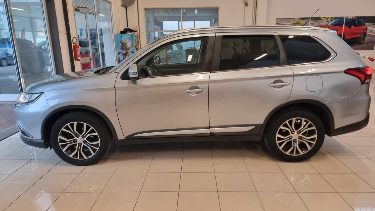 Mitsubishi Outlander 2.2 DI-D 4WD Instyle Plus Navi