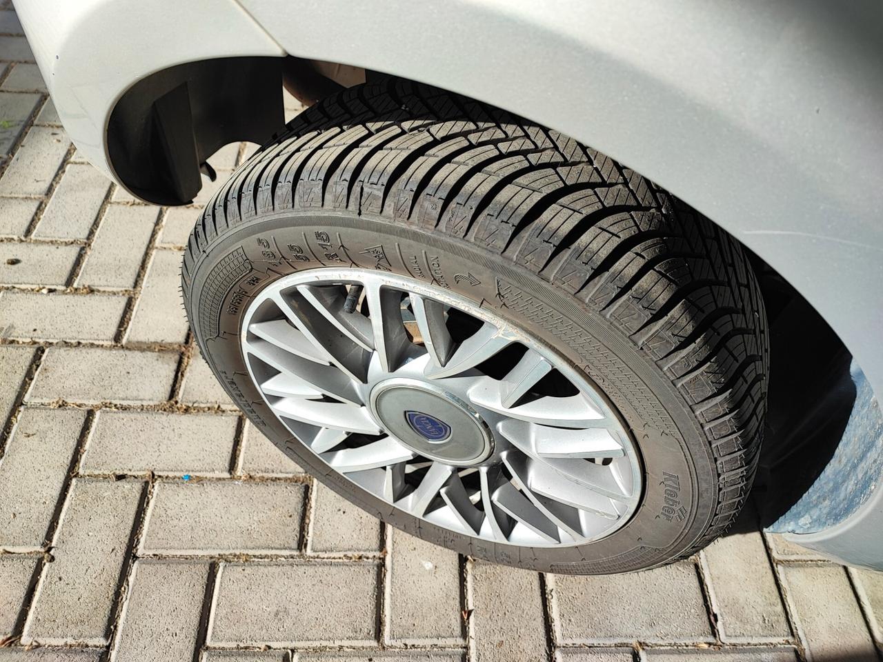 Lancia Ypsilon con 26 Euro 450 km