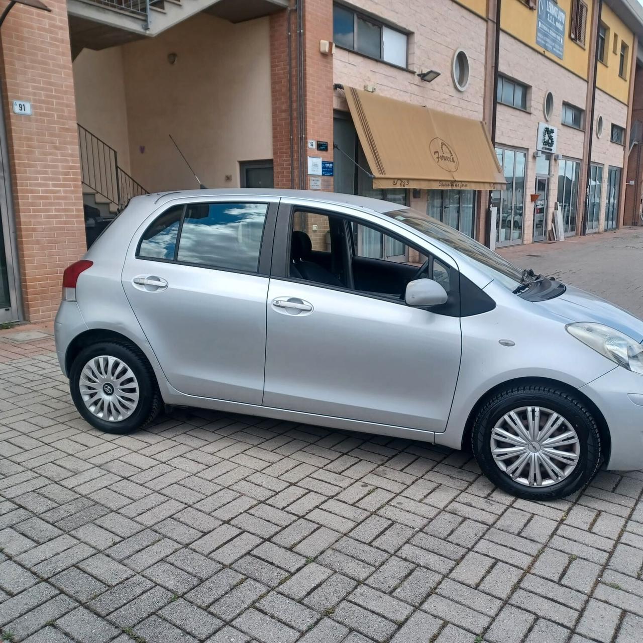 NEOPATENTATI YARIS 1.0 5 PORTE BEN CONSERVATA