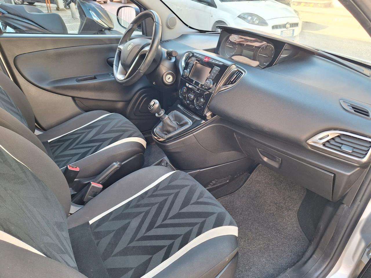 Lancia Ypsilon 1.2 69 CV 5 porte GPL Ecochic Silver