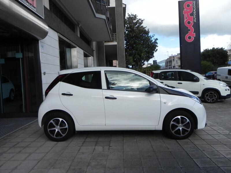 Toyota Aygo Connect 1.0 VVT-i 72CV 5 porte x-business light