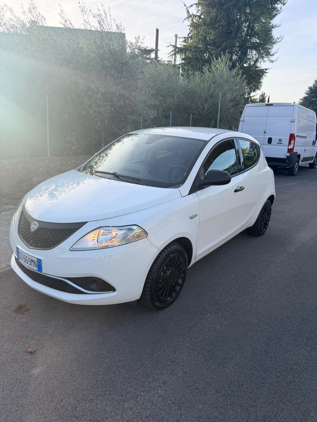 Lancia Ypsilon 1.0 Hybrid EcoChic Silver – 2021