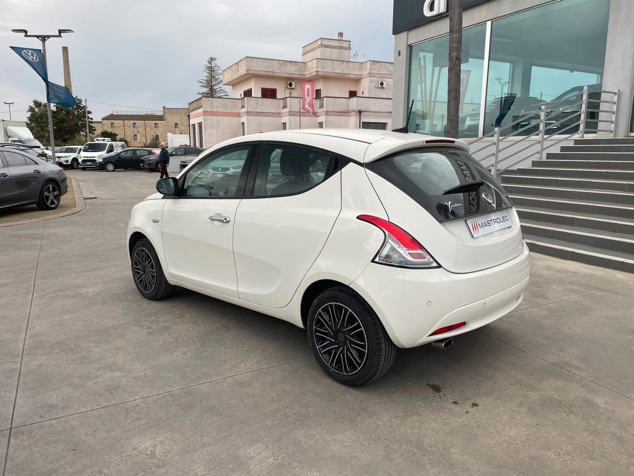 Lancia Ypsilon 1.0 FireFly 5 porte S&S Hybrid Silver