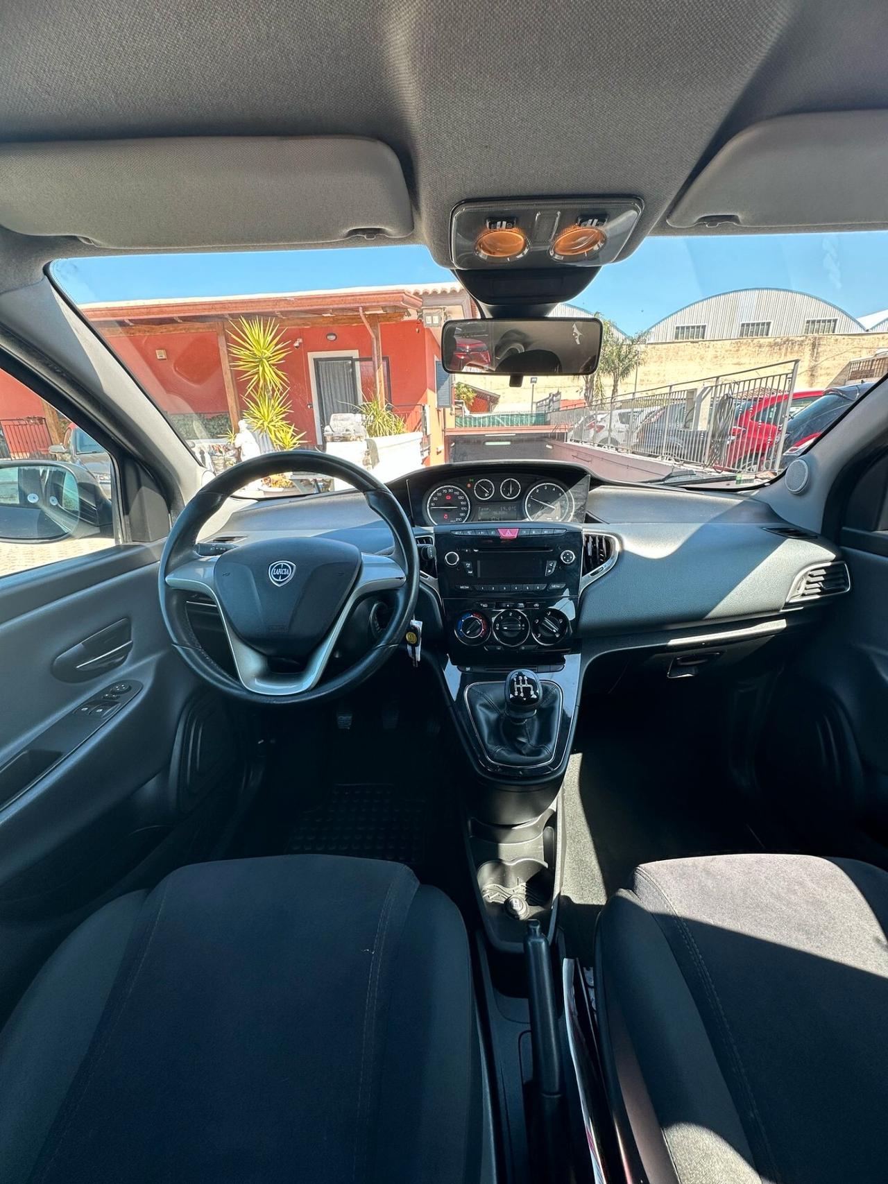 Lancia Ypsilon 0.9 TwinAir 85 CV 5 porte Metano Ecochic Silver