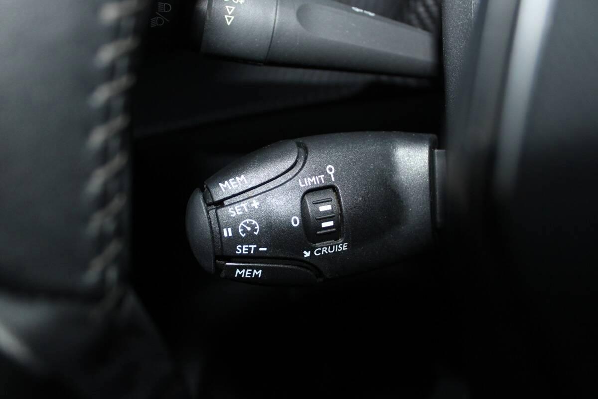 Peugeot 2008 1.2 puretech Active s&s 100cv Con NAVIGATORE