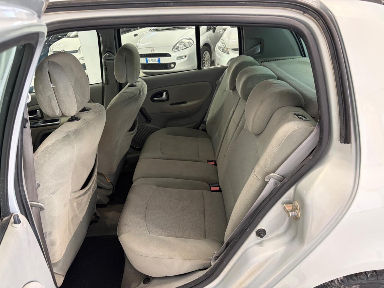 Renault Clio 1.2 16V cat 5 porte Privilège km 109.000 Nuova !