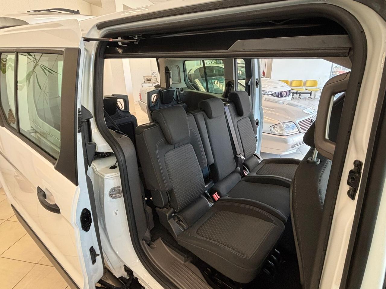 FORD TRANSIT CONNECT TRASPORTO DISABILI 7 POSTI PIANO RIBASSATO