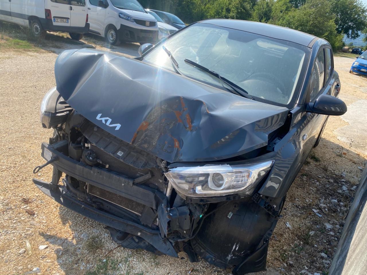 Kia Stonic 1.2 DPI Urban incidentata