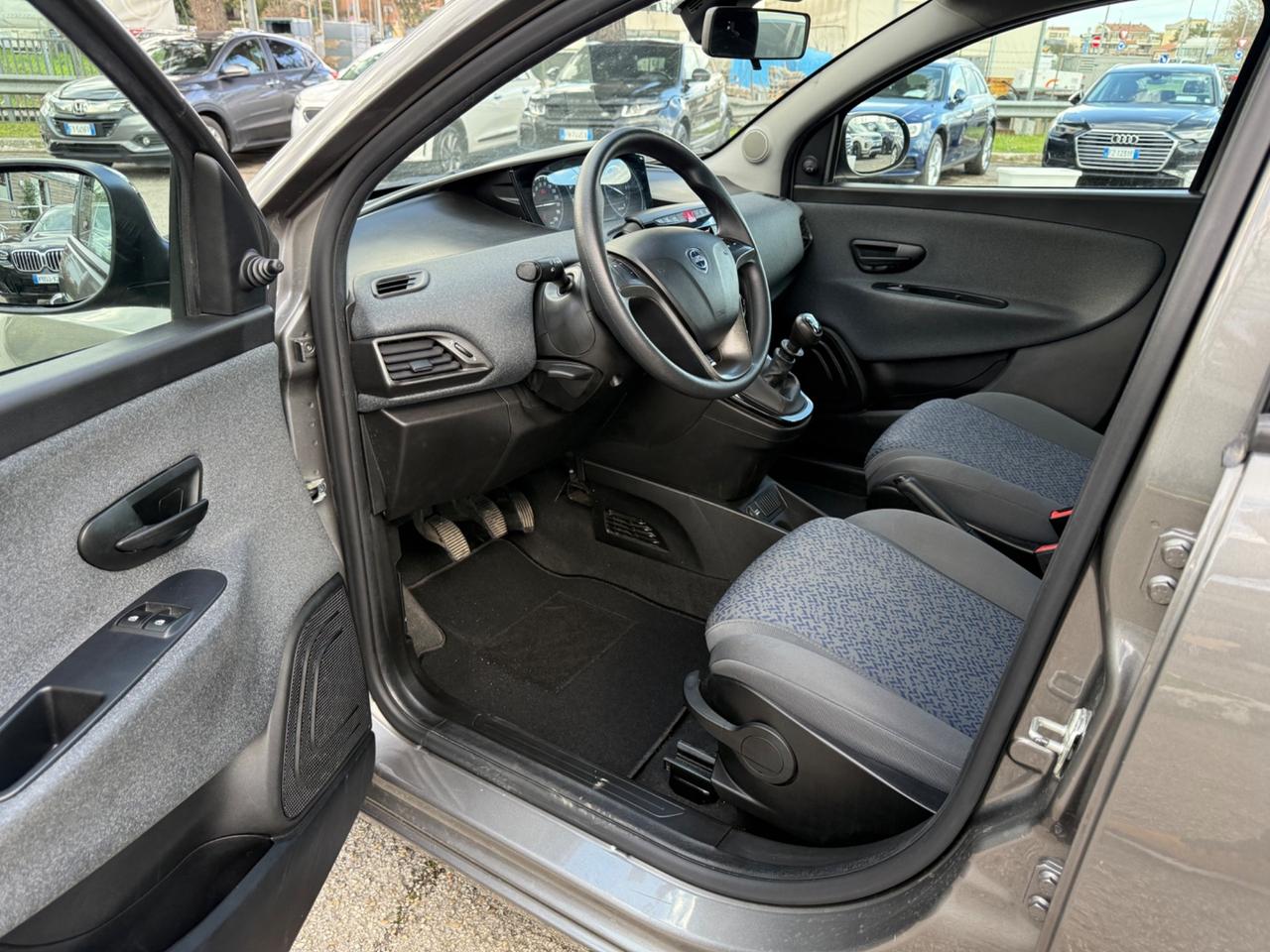 Lancia Ypsilon 1.0 FireFly 5 porte S&S Hybrid Ecochic Silver
