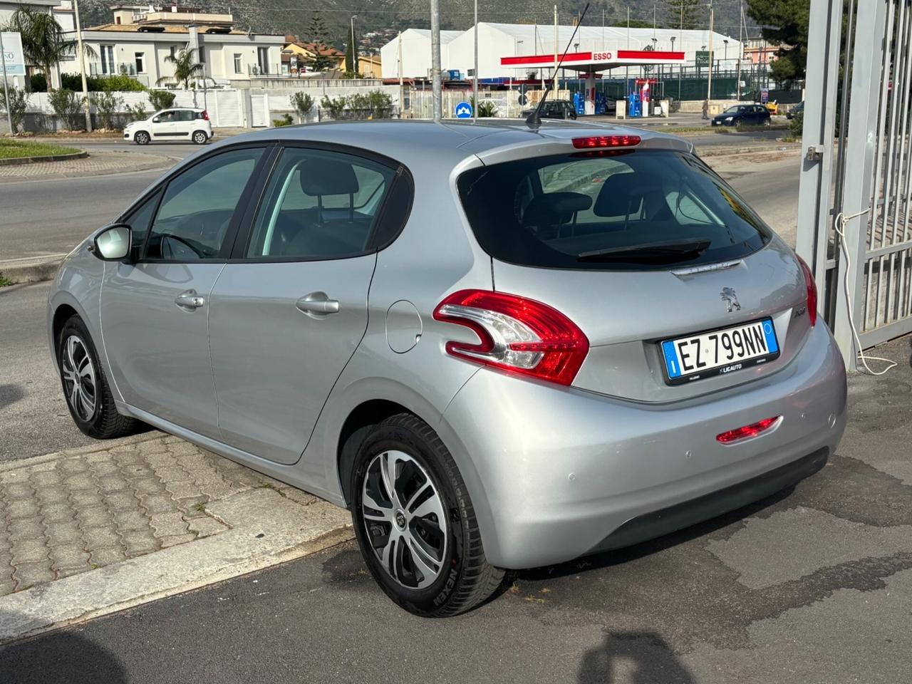 Peugeot 208 1.4 HDi 68 CV 5 porte Allure