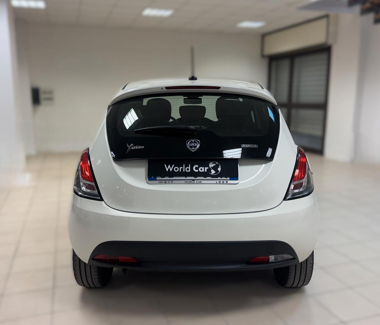 Lancia Ypsilon 1.0 FireFly 5 porte S&S Hybrid Ecochic Silver
