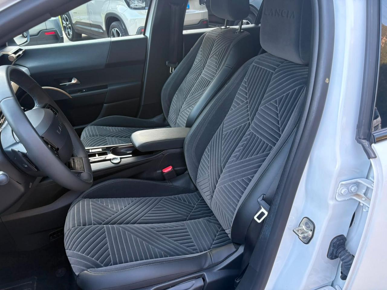 Lancia Ypsilon Hybrid e-DCT LX