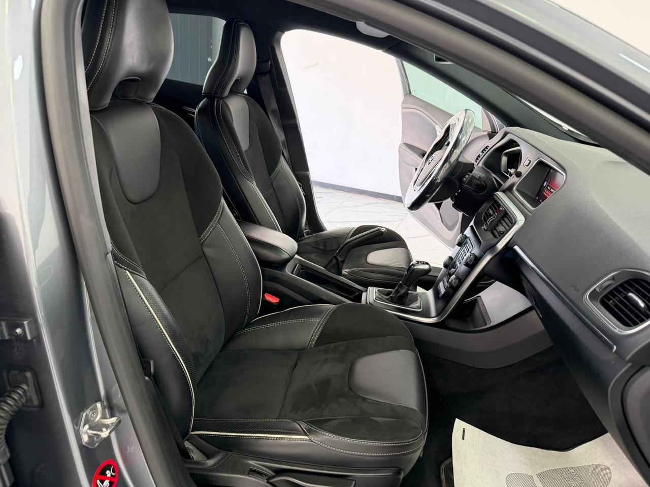 Volvo V40 D3 R-design-GARANTITA-2018