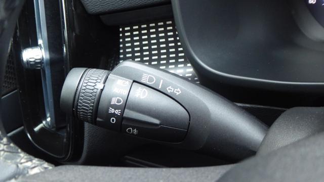 VOLVO XC40 B3 automatico Plus Dark