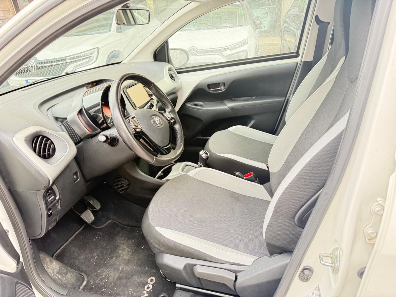 Toyota Aygo 1.0 VVT-i 72 CV 5 porte x-play LED NAVI KAMERA PDC BLUETOOTH CERCHI 16 CAR PLAY
