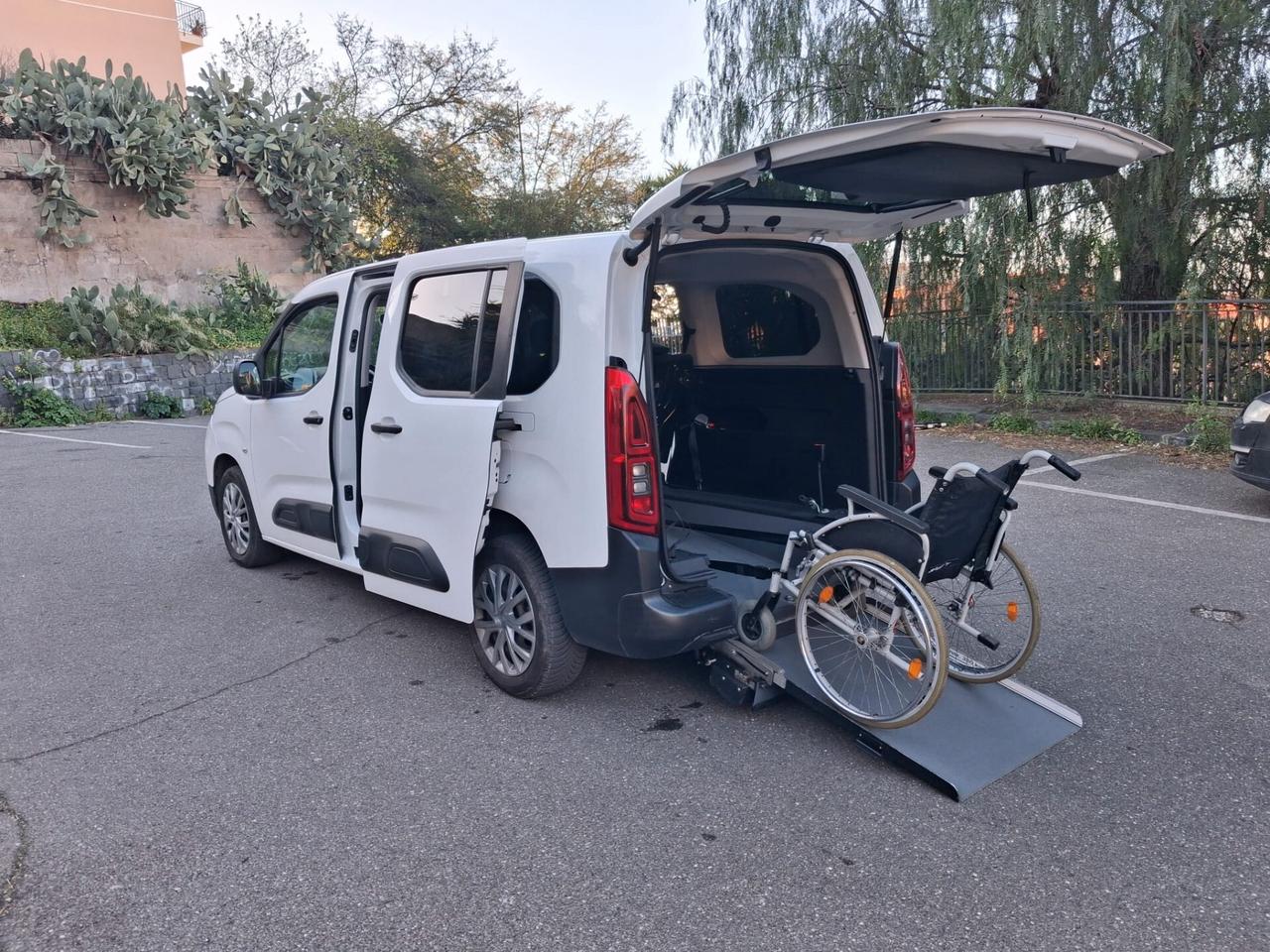 Citroen Berlingo Pianale ribassato con rampa disabili in carrozzina