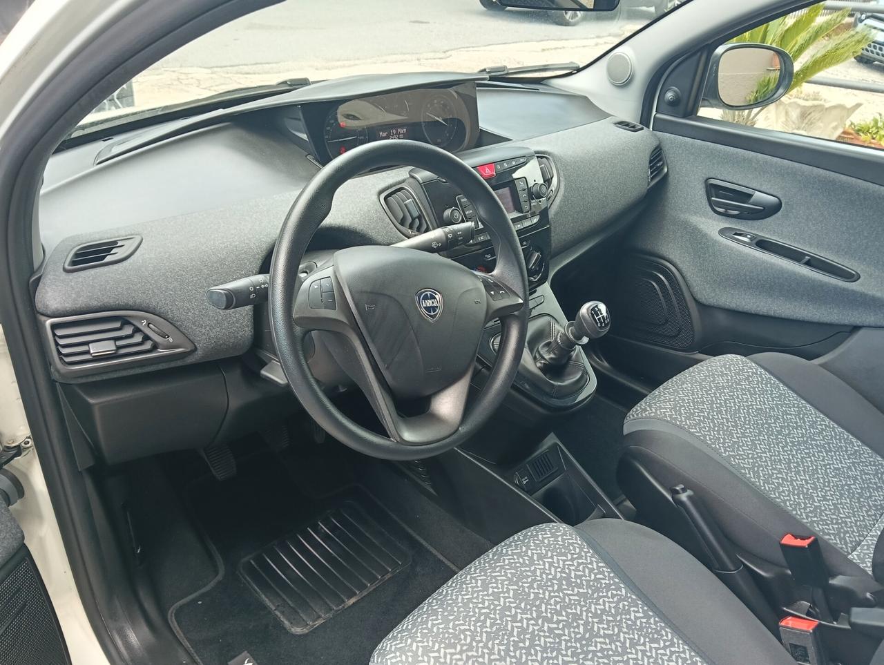 Lancia Ypsilon 1.0 FireFly 5 porte S&S Hybrid Silver