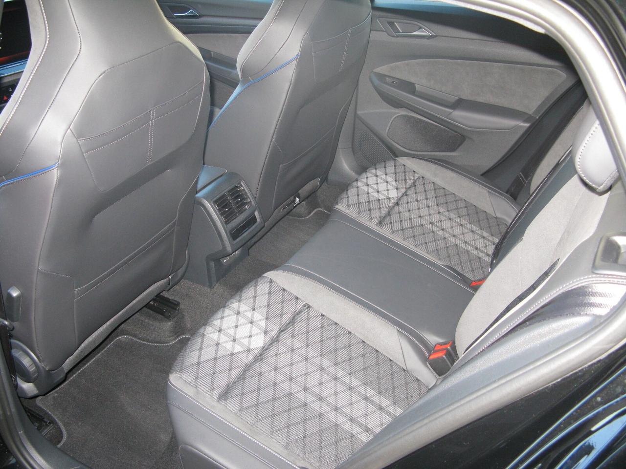 Volkswagen Golf 1.5 eTSI 115 CV DSG R-Line