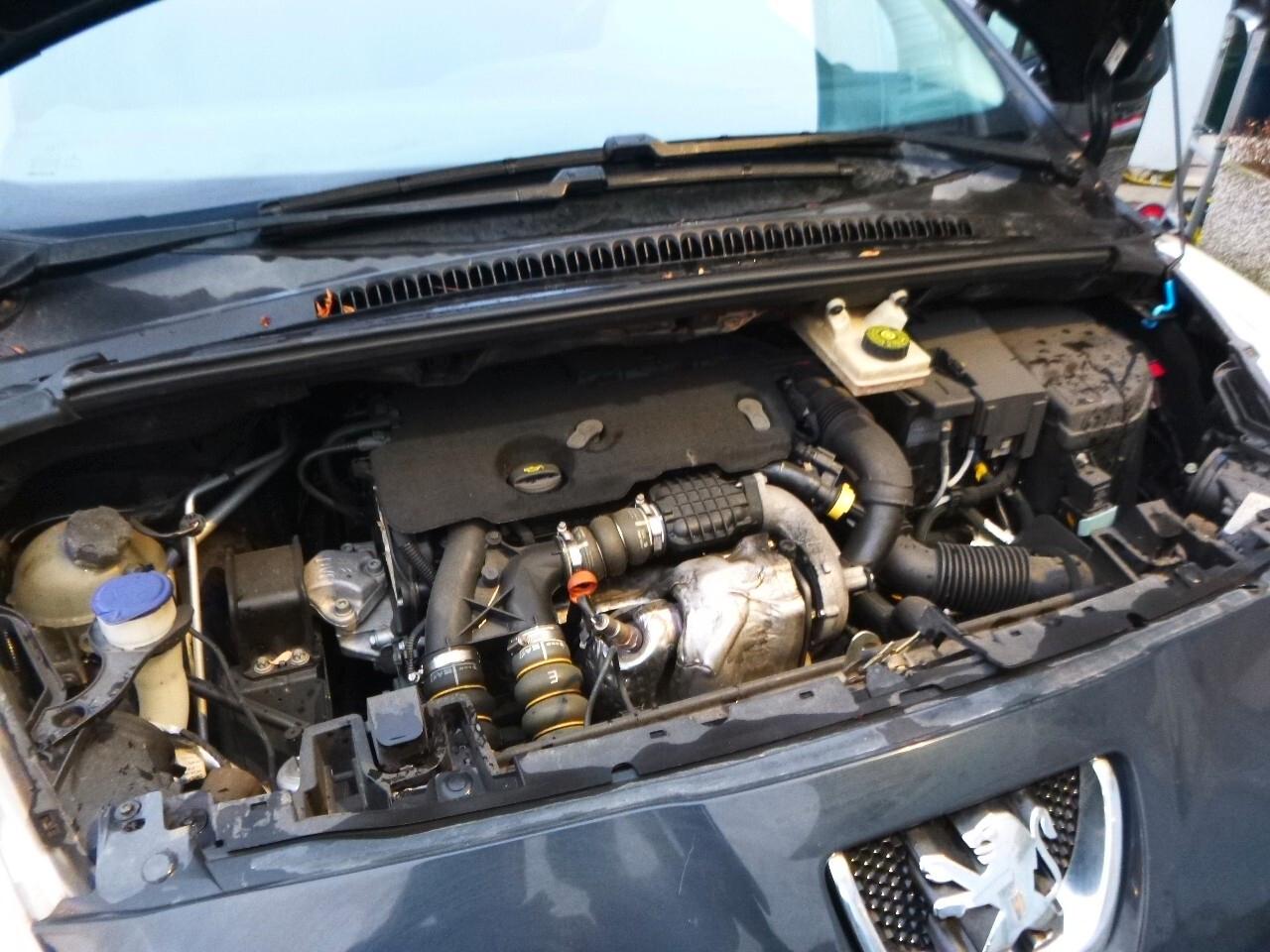 Peugeot 5008 1.6 e-HDi 112CV Stop&Start cambio robotizzato Féline