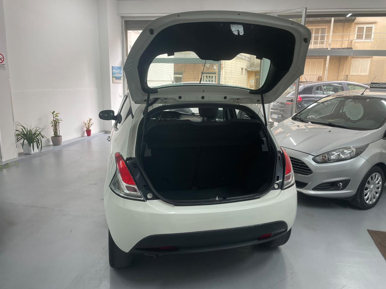 Lancia Ypsilon 1.2 69 CV 5 porte S&S Silver