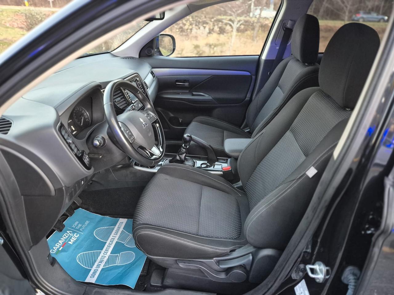 Mitsubishi Outlander 2.2 DI-D 2WD *7 POSTI*