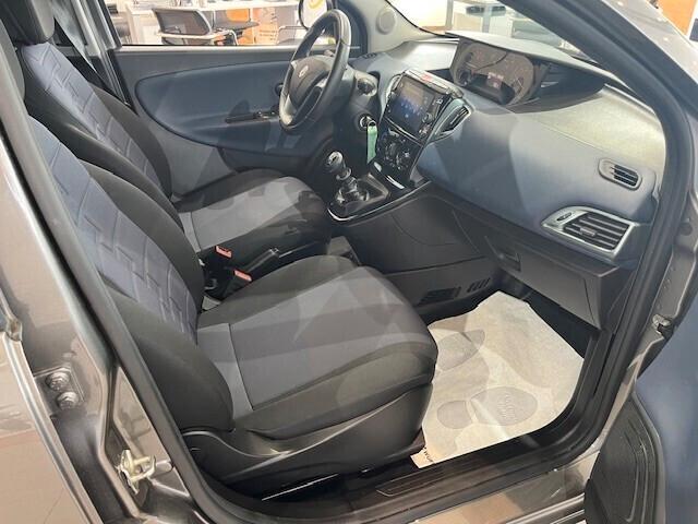 Lancia Ypsilon 1.0 firefly hybrid Silver