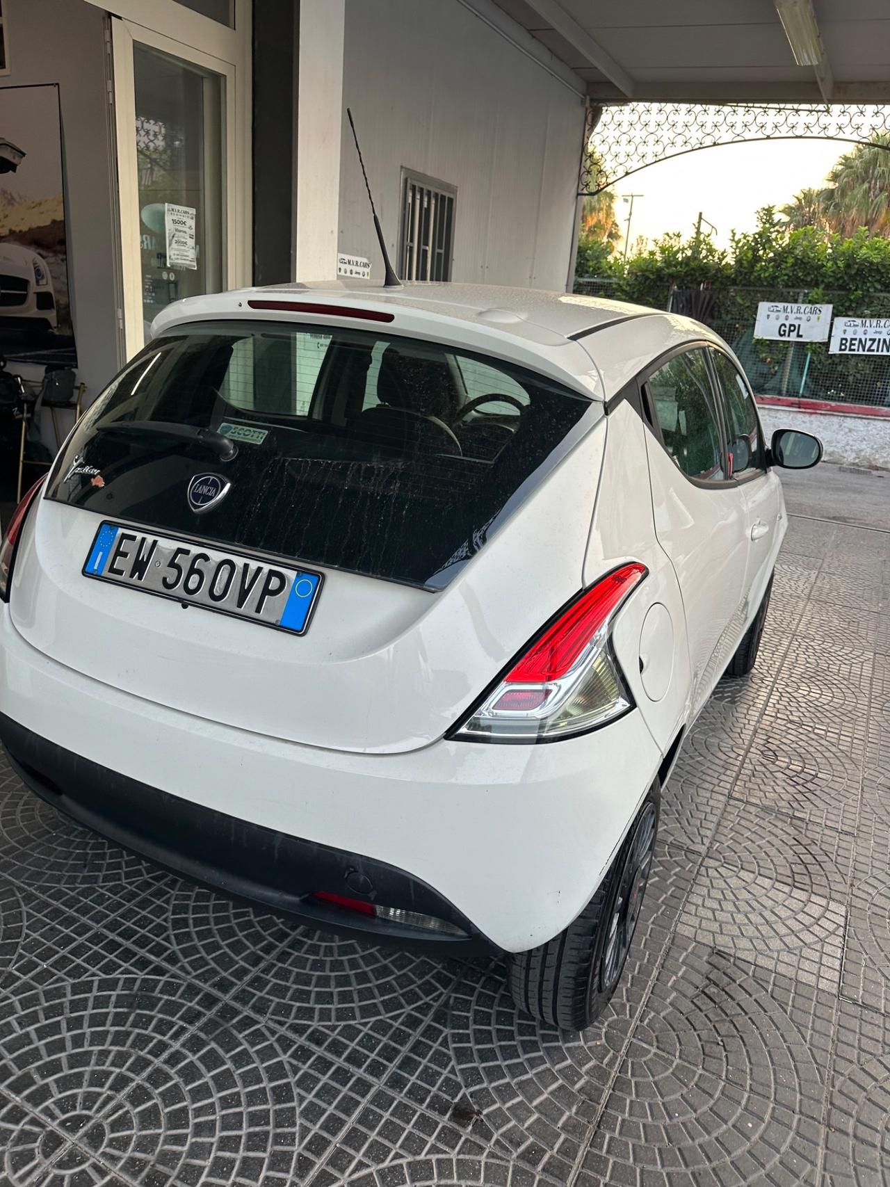 Lancia Ypsilon 0.9 TwinAir 85 CV 5 porte Metano Ecochic Elefantino