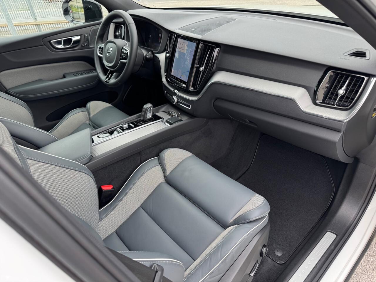 Volvo XC 60 B4 R-Design Plus Dark