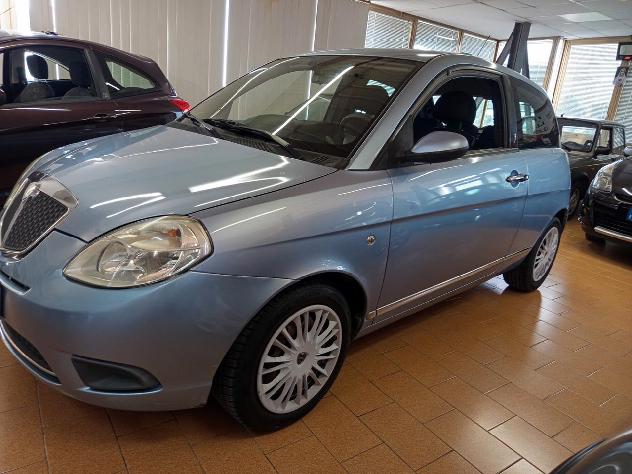 Lancia Ypsilon 1.2 Argento 121 Mila chilometri ok neopatentati
