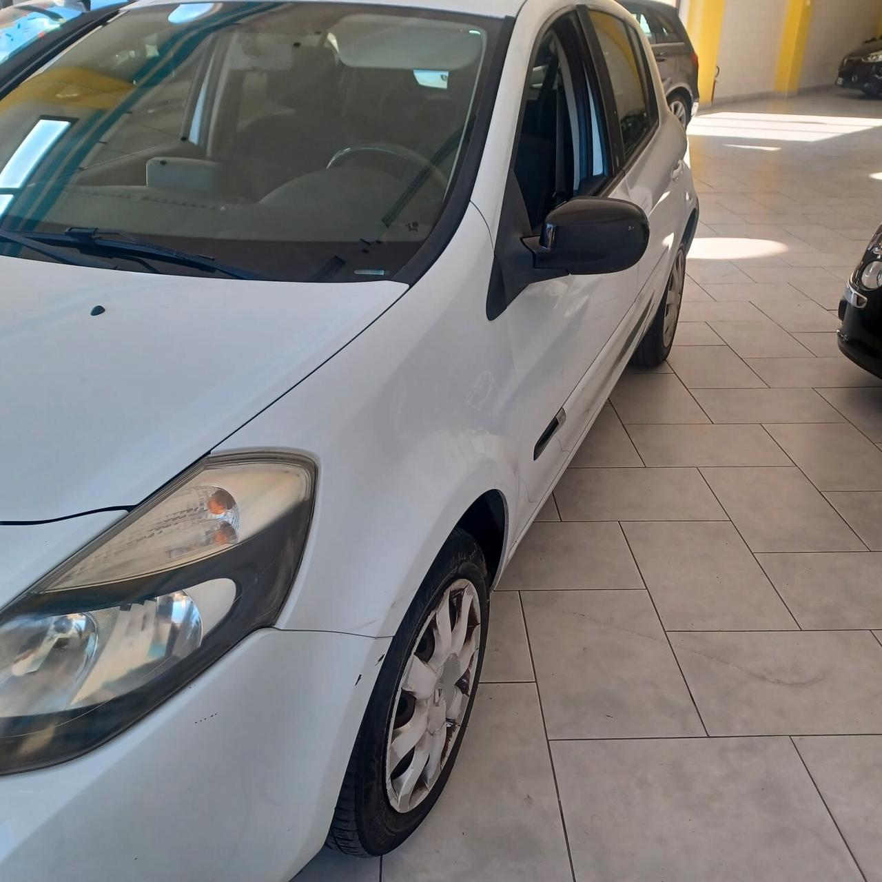 NEOPATENTATI CLIO 1.2 AFFIDABILE GARANZIA 12 MESI