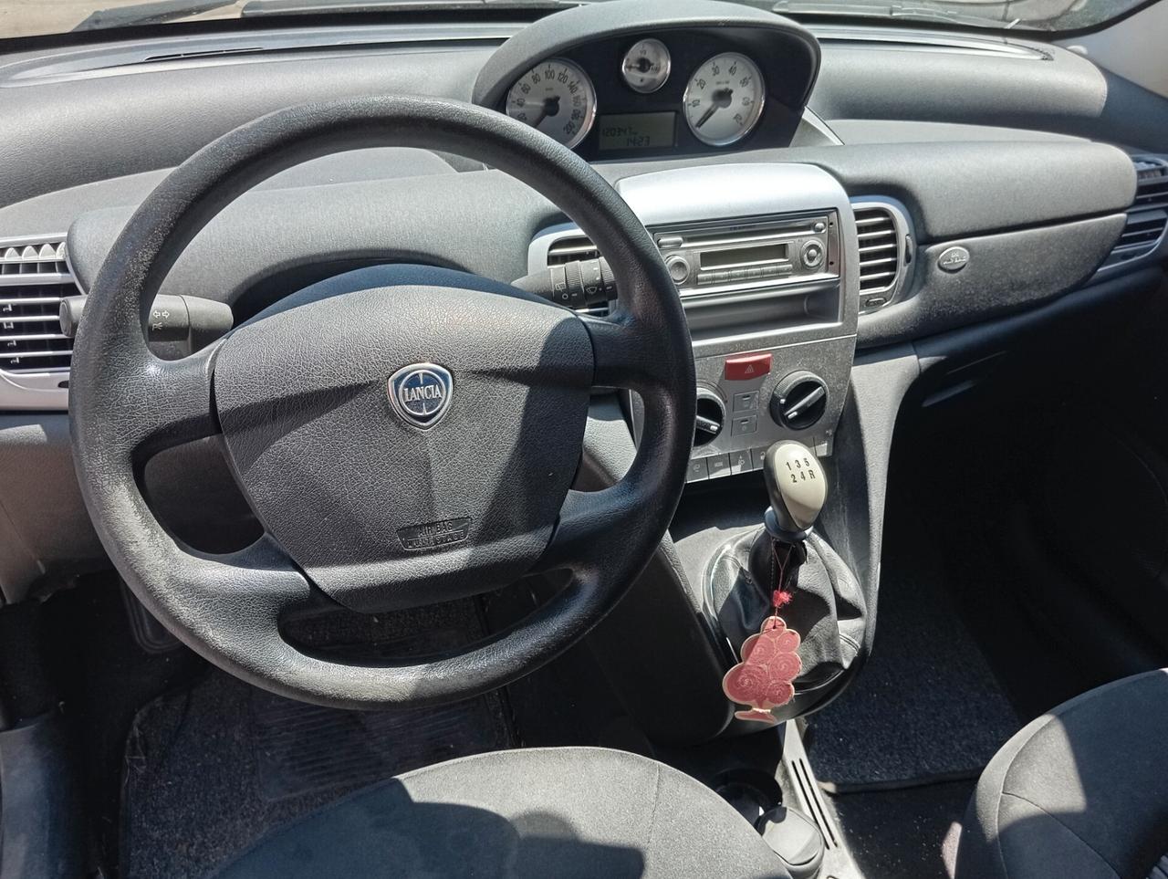 Lancia Ypsilon 1.2 neopatentati valuto permute